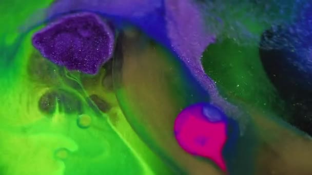 色素粒子 ペイントミックス ブルーネオングリーンブルーパープルピンクグリッターテクスチャインクブレンドスワールドダークアート抽象背景 — ストック動画