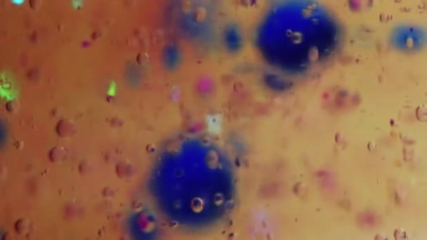 ジェルバブルテクスチャ ペイントドロップ ジェリーモイスチャー 鮮やかな黄色の青いピンク色の透明な光沢のある液体インクのアクア球の浮遊モーション アートの抽象的な背景 — ストック動画