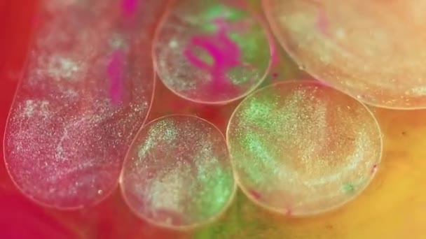 Třpytivé Bubliny Kapka Oleje Inkoustová Voda Rozostřené Jasně Žlutá Zelená — Stock video