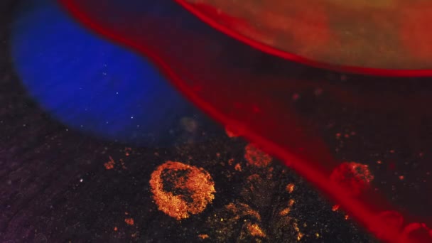墨水水滴 石油泡沫 脱色红蓝色闪光颗粒纹理透明油漆混合斑斑漂浮在黑暗的黑色艺术抽象背景 — 图库视频影像