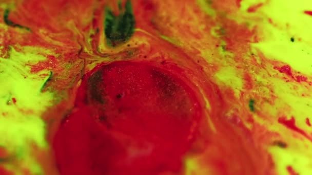 Ροή Νερού Χρώματος Μείγμα Μελανιού Θολούρα Ζωντανό Κόκκινο Κίτρινο Πράσινο — Αρχείο Βίντεο