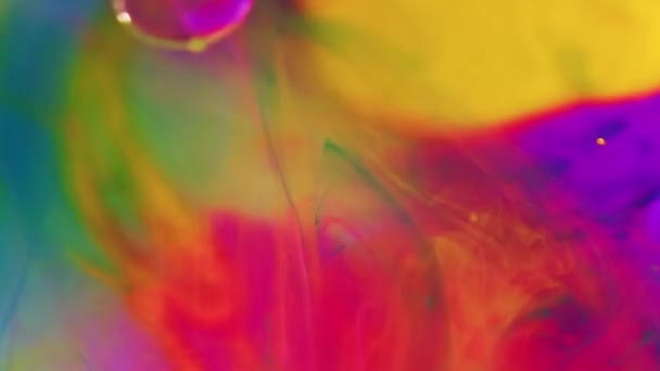カラーインク水 オイルバブル 分割されたネオンマゼンタピンクブルーイエローペイントミックステクスチャ透明な流体ドロップアート抽象的な背景 — ストック動画