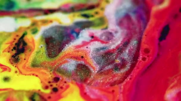 闪光的液体流动 油漆混合水 色彩艳丽的红色粉红闪烁着大理石质感油泡水波抽象艺术背景 — 图库视频影像