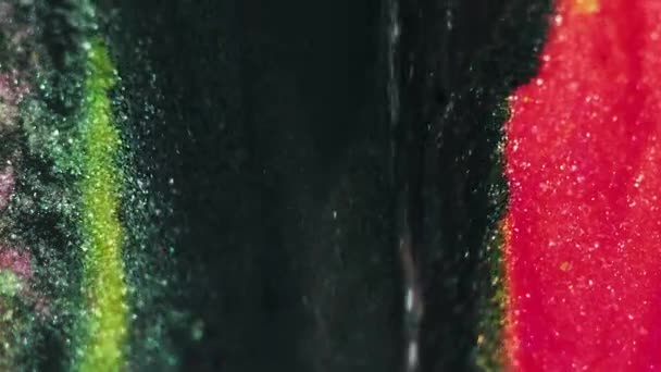 Gotejamento Fluidos Brilhantes Derrame Água Tinta Borrão Preto Rosa Verde — Vídeo de Stock