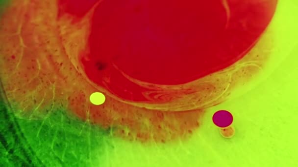 Festékkeverék Vízben Tintabuborék Savas Nedvesség Vibráló Sárga Piros Zöld Szín — Stock videók