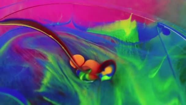 水彩色の背景を塗りました 鮮やかなピンク グリーン ブルー インク ミックス クラウド オイル流動ドロップ バブル浮遊芸術抽象的な質 — ストック動画