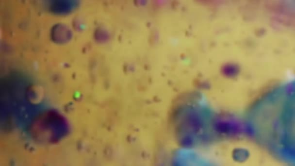 バブルフッ素 オイルテクスチャ インクウォータードロップ イエローブルーカラー透明グリッターウェットゲルペイント酸素浮遊運動アート抽象背景 — ストック動画