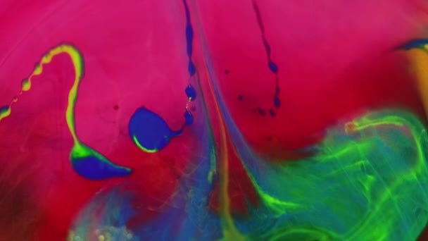 色の煙の質 水を混ぜる 鮮やかなピンクグリーンブルーミストオイルインクスプラッシュブレンドフローモーション抽象アート背景 — ストック動画