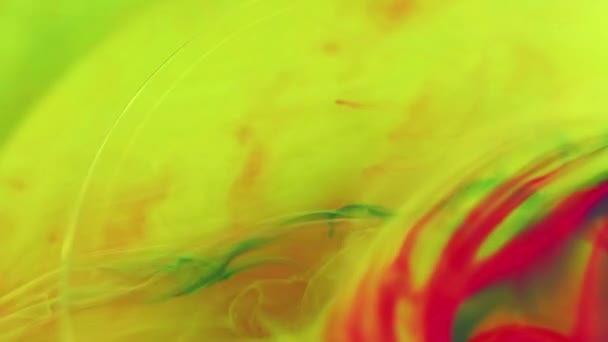 カラーミスト 水の泡を塗って下さい 分割された明るい黄色いピンクの緑の煙の質オイルのインクのスプラッシュの混合物浮遊抽象的な芸術の背景 — ストック動画
