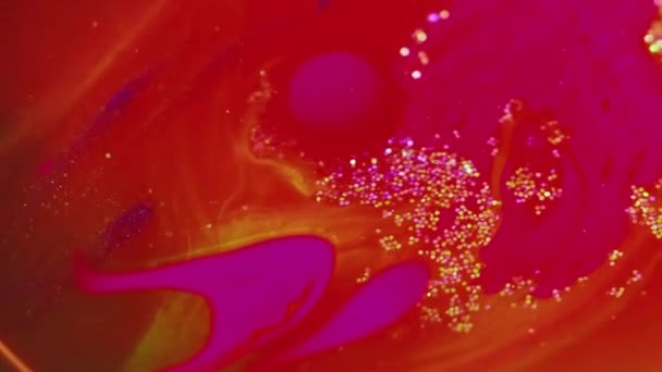 グリッターペイント水 インク スワール ブルーレッドパープルイエローカラースパークリングテクスチャ流体バブルミックス浮遊波芸術抽象背景 — ストック動画