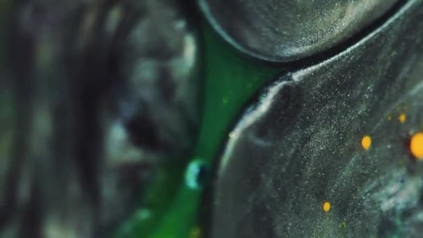 摘要背景 液体混合 色素表面运动 明亮的绿色神秘液体中漂浮着黄墨斑斑的闪光金属油斑 — 图库视频影像