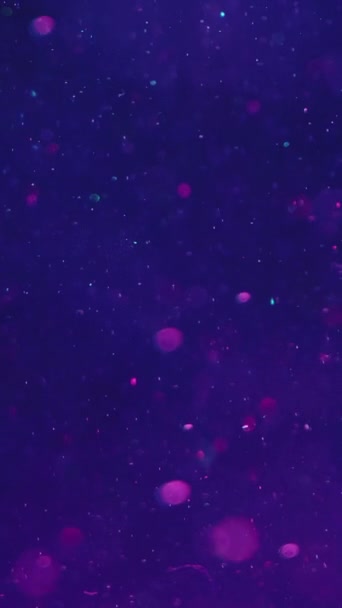 垂直录像 Bokeh灯 抽象的分散焦点的光芒 水下发光 催眠背景艺术中在深蓝色水深中漂浮的模糊圆形发光粒子点 — 图库视频影像