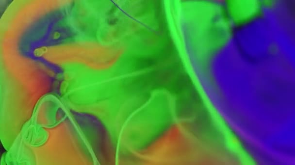 摘要背景 油漆混合气泡 五彩缤纷的水彩画催眠药创意液体油设计中明亮的紫色绿色橙色斑点扩散运动 — 图库视频影像