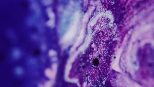 抽象的な背景 グリッターインク ミックスアート 分解された光沢のある青い紫色の白い色の液体のペンキのブレンドの粒子の滑らかな質の動き — ストック動画