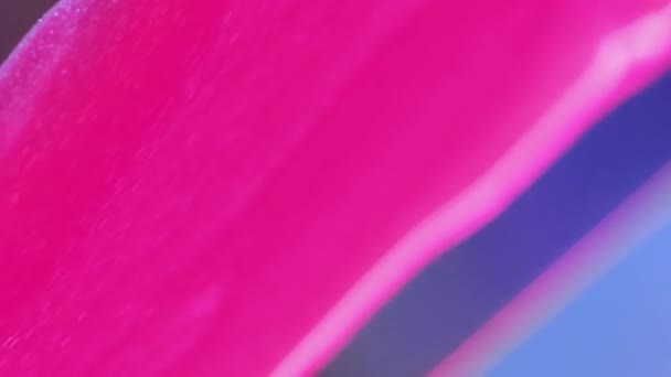 バーティカルビデオ グリッターフローの背景 磨くポーランド語 ラッカーテクスチャー 流行色 装飾的な化粧品の広告で表面に広がるピンクの滑らかな光沢のある流体 — ストック動画