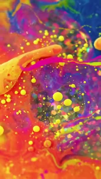 垂直录像 多彩的流动背景 油漆混合 洒艺术 幻想的亮黄色红色蓝色粉红液墨抽象飞溅混合水旋转与闪亮的亮片圆圈 — 图库视频影像