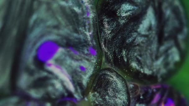 墨水混合背景 闪亮的染料 流体螯合艺术 金属黑色灰色闪烁着微粒的油泡抽象涡旋与紫色黄斑的绿色涂料混合物 — 图库视频影像