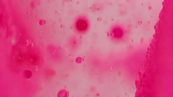 Bubbelvloeistof Oliestructuur Waterdruppel Verven Heldere Roze Kleur Transparant Gel Foam — Stockvideo