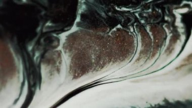 Mermer mürekkep. Boya akışı. Beyaz bronz siyah renk parıltılı sıvı su karışımı dalga hareket damarı dokusu soyut sanat arkaplan.