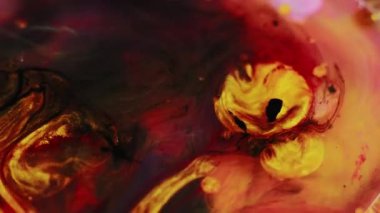 Mürekkep yağı kabarcıkları. Renk sisi. Odaklanmamış kırmızı altın sarısı parıldayan parlak küre boya su damlacıkları duman bulutu hareketli soyut sanat arka planı.