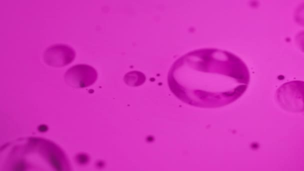 粉色泡沫质感 油水油漆 模糊生动的颜色圆形滴在油墨液态乳表面艺术抽象的背景上 — 图库视频影像