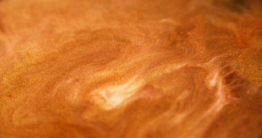 Parlak boya dokusu. Akrilik sıvı dökülmesi. Odaklanmamış altın rengi metalik parlak parlak ıslak kum parçacıkları mürekkep emülsiyon sıvı harmanlama soyut sanat arka planı.