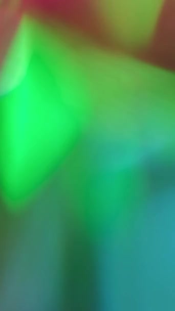 バーティカルビデオ 抽象的な背景 ビームリフレクション クリスタルプリズム ネオンカラーグリーンイエローブルーピンクアイリッドエスカレントライトで回転ピラミッドスムーズな動きを魅了するアート — ストック動画