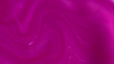 Işıldayan boya. Mürekkep akışı. Sıvı karışımı. Odaklanmamış neon parlak pembe renkli parlak akrilik pigment karışık akım hareket sanatı soyut arkaplan.
