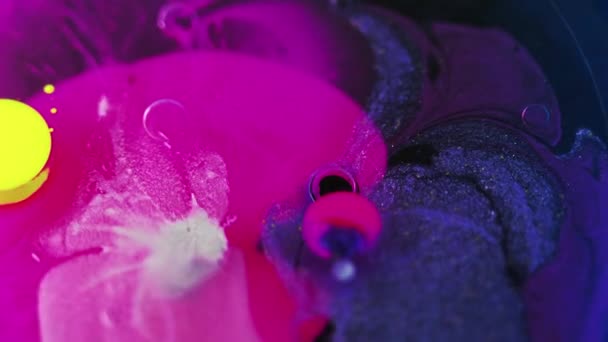 Peinture Éclaboussante Bulles Huile Scintillantes Défocalisé Rose Vif Bleu Jaune — Video