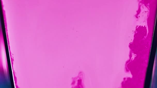 ペイントフロー カラーフッ素流出 光沢のある表面芸術の抽象的な背景に広がる分解された鮮やかなピンクの光沢のある顔料の滑らかな物質のブレンド — ストック動画