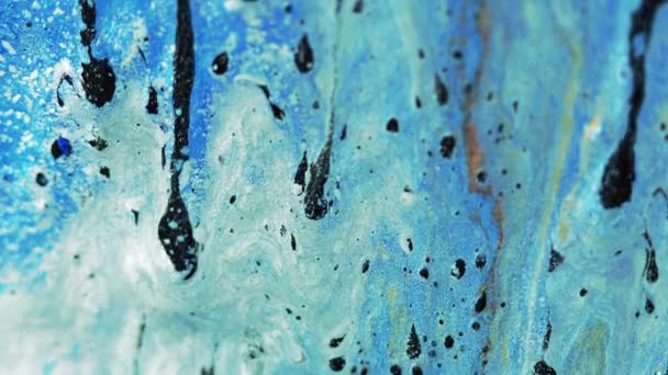 亮晶晶的油漆背景 液体混合 湿透油墨的质地 在抽象时尚的丙烯酸颜料艺术中闪烁着蓝色 光泽的混合滴滴运动 — 图库视频影像