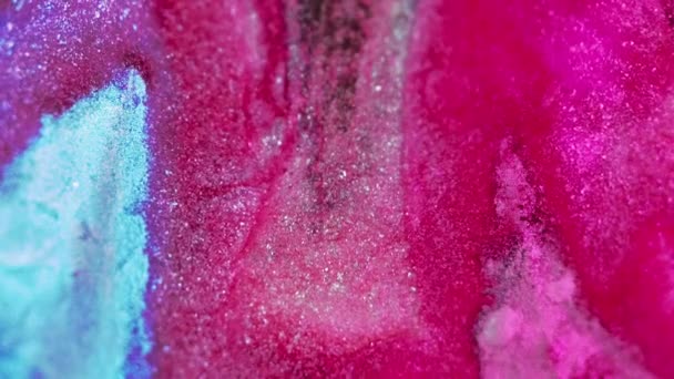 流体の背景をペイントする デイフロー 装飾的な液体の光沢がある 紫色の銀のスパークリング粒子 ぬれたインク物質 石の表面に広がる抽象的なこぼれ — ストック動画