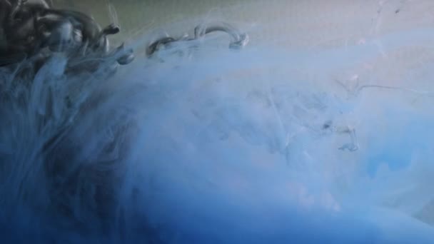 墨水烟 彩色涡旋 流线型魔法在模糊的灰色抽象艺术背景下 蓝色深蓝色的乌云流水彩画的混合运动 — 图库视频影像