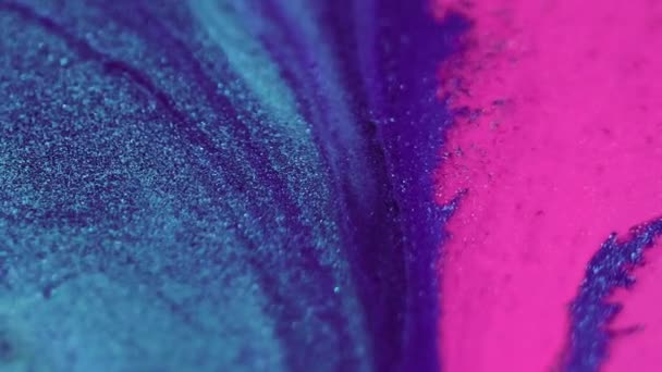 Glitzernde Flüssigkeit Verschüttet Farbspritzer Verwischen Helle Rosa Blaue Farbe Funkelnd — Stockvideo
