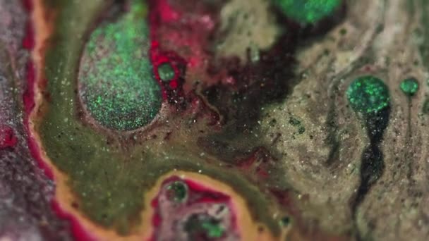亮晶晶的油漆混合物 墨水流 模糊的绿色红色金色闪烁着纹理湿乳液混合波艺术抽象背景 — 图库视频影像