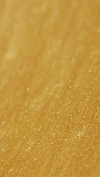 Vertikales Video Nasser Glitzerfluss Farbkleckse Schimmernde Goldene Farbe Metallische Partikel — Stockvideo