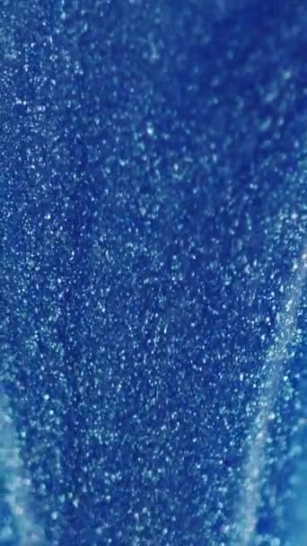Vídeo Vertical Goteo Líquido Brillo Flujo Pintura Color Azul Brillante — Vídeos de Stock