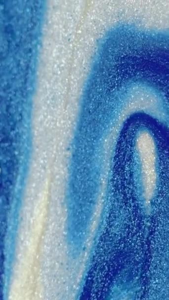 Vídeo Vertical Flujo Tinta Brillante Fluido Vertiendo Brillante Brillante Azul — Vídeos de Stock