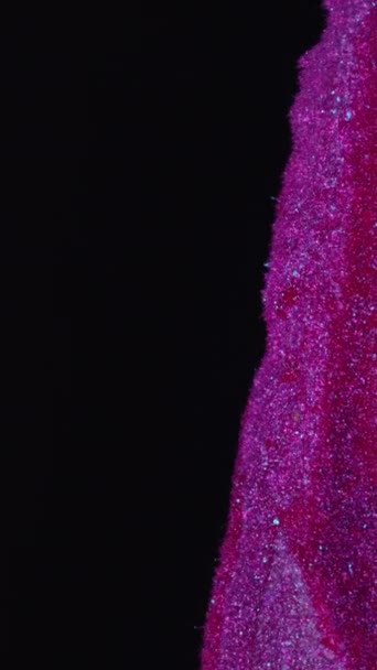 バーティカルビデオ インクドリップ グリッター流体が注ぐ ブルーネオンパープルピンク色のペイントフローフローオープナーモーションダークブラックアート抽象コピースペース背景 — ストック動画
