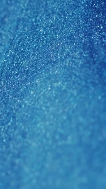 バーティカルビデオ ウェットグリッター波 メタリックペイントフロー 青い輝く輝く輝く青い色の穀物の質インクのドリップの動きの芸術の抽象的な背景 コピースペース — ストック動画