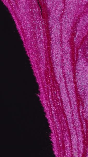 垂直录像 闪闪发光的液体滴下 墨水水 浅红黑色闪烁着金属纹理涂料在模糊艺术抽象背景下的流动 — 图库视频影像