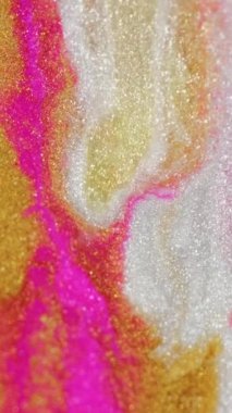 Dikey video. Islak sim dökülmüş. Metalik boya. Neon pembe beyaz renk parlak parlak parlak doku mürekkep akışkan hareket bulanık sanat soyut arka plan.