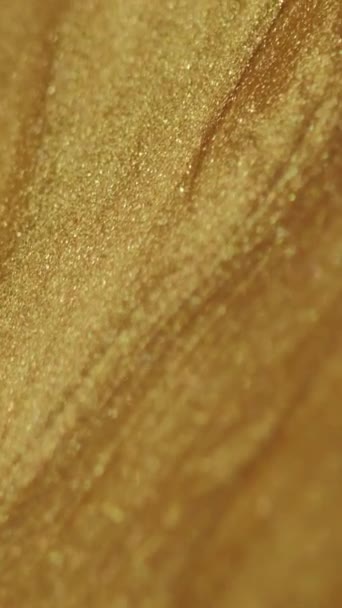 Vertikales Video Goldene Flüssigkeit Glitzerfarbenwelle Defokussiert Glänzend Gelb Metallische Farbpartikel — Stockvideo