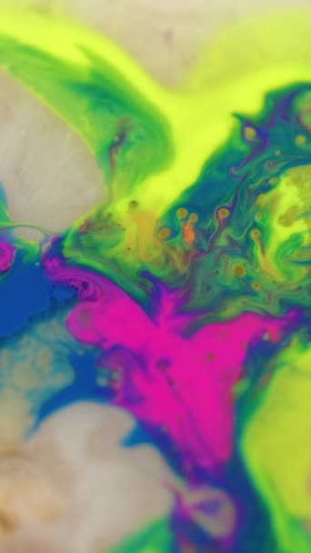 垂直录像 油漆和水混在一起 流畅的艺术质感明亮的霓虹灯粉红蓝色湿油油墨混合流动装饰抽象背景 — 图库视频影像