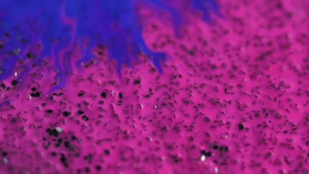 Розливання Чорнила Малювати Пляму Розмиті Яскраво Рожеві Блакитні Кольори Рідини — стокове відео