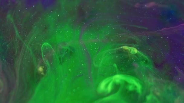 抽象的な背景 液体ミックス カラフルなアクリルアート 黒ピンクグリッターテクスチャオイルインクブロブモーショングリーンブルー魅惑的なスワールステンドウォーター — ストック動画