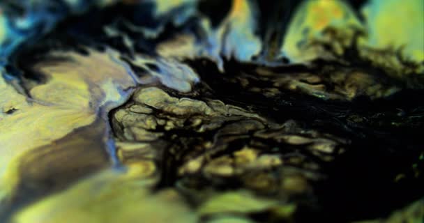 Glitrende Blekkutslipp Vannmalingsblanding Defokusert Svart Hvit Gul Blå Farge Metallisk – stockvideo