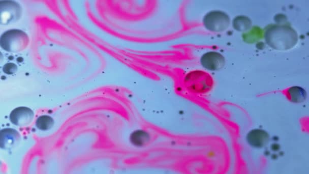 Bubbelstroom Olie Vloeistof Gekleurde Blauwe Waterstroom Met Roze Neon Draaiende — Stockvideo