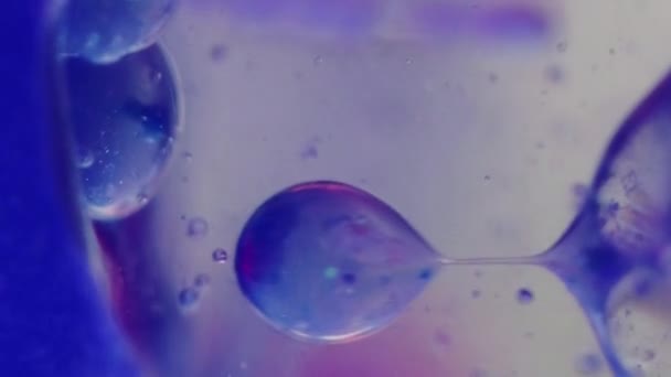 バブルフッ素 オイルテクスチャ 水滴を塗りました ブルーピンク色透明なぬれたゲルのインクの空気円の動きの装飾的な芸術の抽象的な背景 — ストック動画