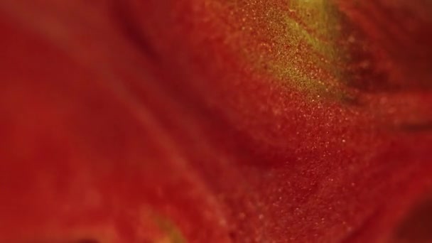 Блестящие Чернила Капают Наливание Краски Разбавленный Золотисто Красный Цвет Мерцающих — стоковое видео